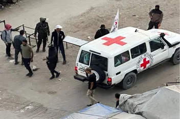 من استعدادات الصليب الأحمر لاستلام المحتجزين
