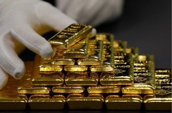 ارتفع الذهب إلى مستوى قياسي جديد، الاثنين، مدعومًا بالطلب على الملاذ الآمن وسط تجدد التوتر التجاري بين الولايات المتحدة والصين، وتوقّعات خفض مجلس الاحتياطي الاتحادي (البنك المركزي الأميركي) لأسعار الف