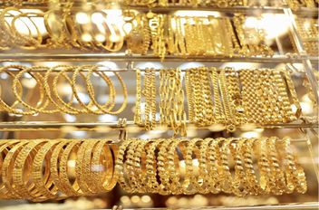 ارتفعت أسعار الذهب محليا، اليوم الاربعاء ، بمقدار دينارا و 20 قرشا للغرام، ليسجل مستوى قياسيا جديدا وفق للنقابة العامة للحلي والمجوهرات.

وبلغ سعر بيع غرام الذهب عيار 21، الأكثر طلبا من المواطنين، .
