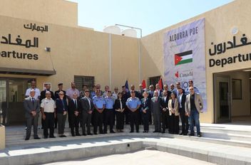 أُفتتح اليوم الأربعاء، المبنى الجديد للقادمين والمغادرين التابع لمركز حدود الدرة في محافظة العقبة، بعد استكمال تنفيذ مشروع "تعزيز إدارة الحدود وممارسات الأمن في نقاط الدخول ضمن محافظة العقبة"، والذي ج