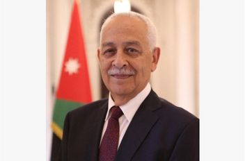 مندوبا عن الملك وولي العهد .. العيسوي يعزي عشيرة العنيزات