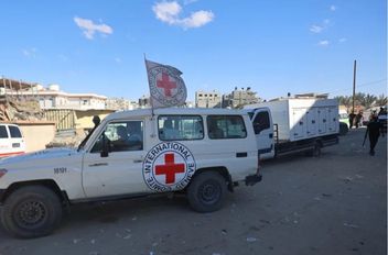 جرى التعرف على هوية ثلاثة من رفات المحتجزين الإسرائيليين الـ4 الذين أعادتهم  حركة حماس مساء الثلاثاء في غزة، وذلك بعد تأكيد صادر عن المعهد الوطني للطب الشرعي.

وكتبت عائلة أورييل باروخ البالغ 35 عاما