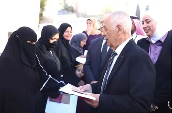 رئيس الديوان الملكي الهاشمي يوسف العيسوي يسلم مفاتيح الشقق السكنية وشهادات الانتفاع للأسر المستفيدة.