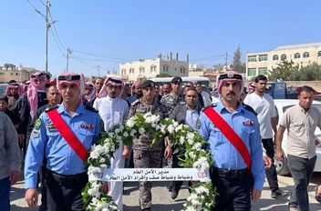 مندوبـا عن مدير الأمن العام اللواء الدكتور عبيدالله المعايطـة شارك قائـد درك الشرق العقيـد احمد المعايطـة، بتشييع جثمان الملازم ثاني عبدالله احمد الخضير إلى مقبرة عشيـرة الخضير في الباديـة الوسطى/ ال