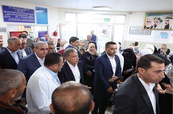 رئيس الوزراء جعفر حسان يتفقد مركز صحي خريبة السوق الشامل في جنوب عمان.