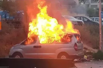 مستوطنون يحرقون مركبات لفلسطينيين جنوب الضفة
