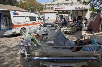قالت وزارة الصحة في غزة إن الطواقم الطبية في مدينة غزة لا تزال تواصل تقديم الرعاية الطبية فيما تبقى من المستشفيات العاملة، وسط مخاطر صعبة تُحيط بهم.

وأكدت الوزارة، في تصريح صحفي اليوم الخميس، أن الوص