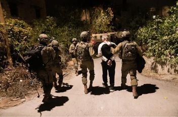 الاحتلال يعتقل فلسطينيا ويصادر مركبة وسط نابلس
