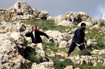 مستوطنون يعتدون على خيام مزارعين جنوب الخليل
