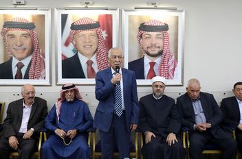 مندوبا عن الملك وولي العهد .. العيسوي يعزي عشيرتي أبو الغنم والمبيضين والجندي