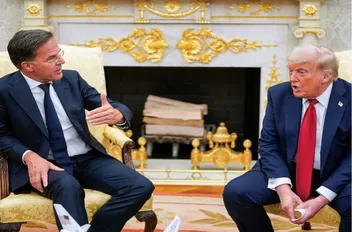 الرئيس الأميركي دونالد ترامب (يمين) مع الأمين العام لحلف الناتو مارك روته