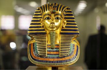 مصر تكشف عن قناع ذهبي جديد خلفًا لقناع توت عنخ آمون