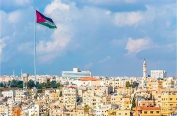 وتتراوح درجات الحرارة العظمى والصغرى في شرق عمان اليوم بين 31 - 16 درجة مئوية، وفي غرب عمان 29 - 14، وفي المرتفعات الشمالية 28 - 15، وفي مرتفعات الشراة 29 - 13، وفي مناطق البادية 34 - 15، وفي مناطق ال
