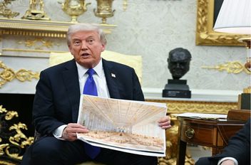 الرئيس الأميركي دونالد ترامب يعرض صورة لقاعة احتفالات خطط لها
