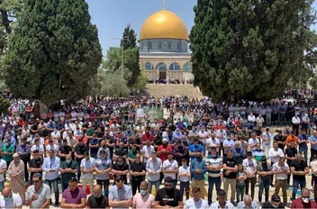 عشرات الآلاف يؤدون صلاة الجمعة في المسجد الأقصى