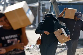فلسطينيون يحملون إمدادات المساعدات التي دخلت غزة