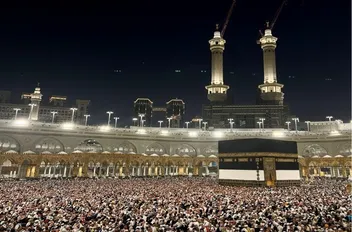 مئات الحجاج في محيط الكعبة المشرفة