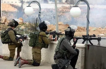 قوات الاحتلتال تلقي قنبال غاز تجاه طلاب فلسطينيين بالضفة
