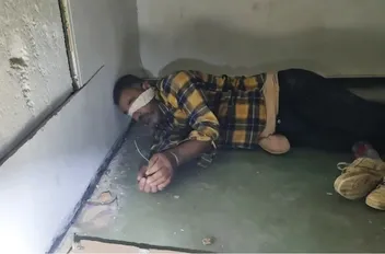 جنود الاحتلال يصورون معتقلا فلسطينيا أثناء التنكيل به
