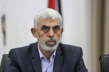 الإعلام العبري ينشر مشاهد حديثه للسنوار أثناء تجوله في غزة أثناء القتال
