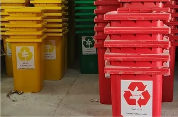 وزارة البيئة توزع 400 حاوية فرز نفايات على مدارس لواء الجامعة