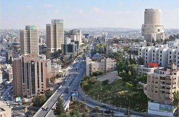 الوكيل الإخباري-   ترتفع درجات الحرارة قليلاً اليوم الاثنين لتسجل أعلى من معدلاتها العامة لمثل هذا الوقت من السنة بنحو (3-4) درجات مئوية، ويكون الطقس معتدلًا بوجه عام، مع ظهور بعض الغيوم على ارتفاعات