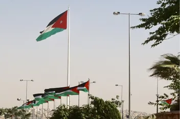 أعلام الأردن ترفرف في شارع رئيسي في العاصمة عمّان
