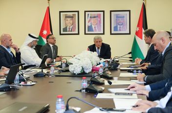 وزارة النقل تبحث آليات المضي في تنفيذ مشروع القطار الخفيف بين عمّان والزرقاء
