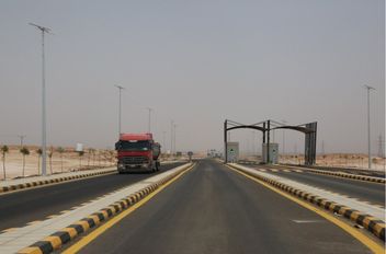 بوابة عبور تسبق طريق الحرانة–العمري، الذي سيُطبَّق عليه نظام الطرق البديلة مدفوعة الرسوم.