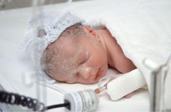 نجاح عملية نوعية لطفل خديج يعاني من تشوّه خلقي نادر بمستشفيات البشير
