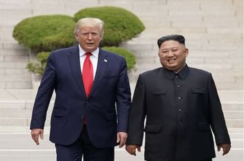 رئيس الأميركي دونالد ترامب خلال لقاء الزعيم الكوري الشمالي كيم جونغ أون