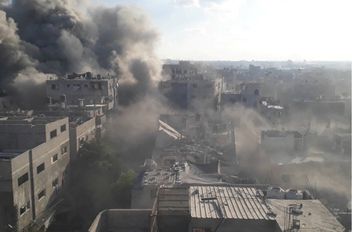 دخان يتصاعد إثر غارات إسرائيلية على مخيم البريج