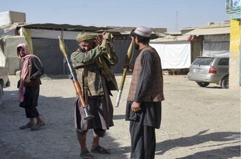 عناصر أمن من طالبان يحملون قذيفة صاروخية