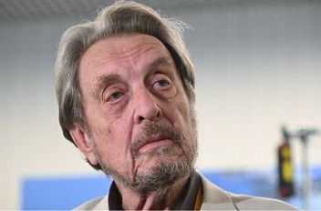 والد إيلون ماسك يتحدث عن زيارات سرية لابنه إلى موسكو
