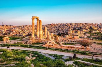 منظر عام لجبل القلعة وسط العاصمة عمّان