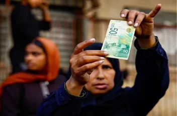 بنوك غزة بلا أموال تاركة السكان فريسة للاستغلال