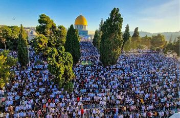 عشرات الآلاف يؤدون صلاة الجمعة بالمسجد الأقصى