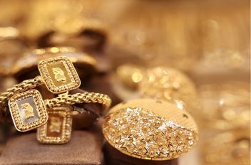 الوكيل الإخباري-   بلغ سعر بيع غرام الذهب عيار 21، الأكثر رغبة من المواطنين في السوق المحلية، الاحد، عند 79.10 دينار لغايات البيع من محلات الصاغة، مقابل 76.10 دينارا لجهة الشراء.
