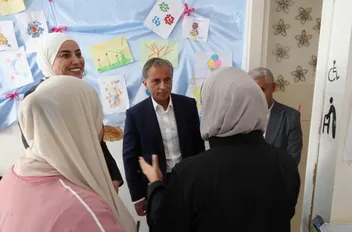 رئيس الوزراء يتفقد مركز البترا للخدمات النهارية ويوجه بصيانته وتوسيع خدماته