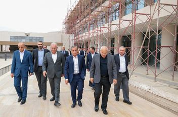رئيس الوزراء: ضرورة استكمال العمل وتشغيل “كراون بلازا البترا” مطلع العام المقبل