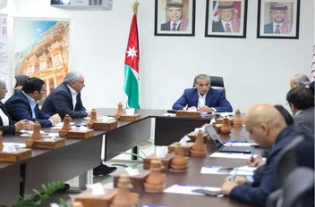 رئيس الوزراء جعفر حسان، الاثنين، خلال اجتماعه في البترا برئيس وأعضاء مجلس مفوضي سُلطة إقليم البترا التنموي السياحي.