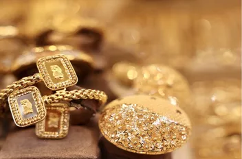 الوكيل الإخباري-    بلغ سعر بيع غرام الذهب من عيار 21 "الأكثر تداولاً في السوق المحلية"  اليوم الثلاثاء 80.5 ديناراً، مقابل 77.5 ديناراً للشراء .


