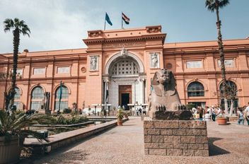 مصر .. قرار قضائي بشأن المتهمين بسرقة الأسورة الأثرية
