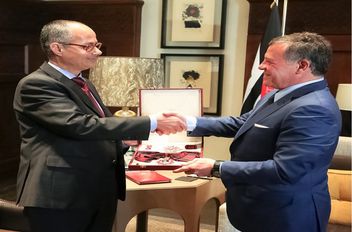 الملك: نفخر ونعتز بالعالم الأردني عمر ياغي ونبارك فوزه بجائزة نوبل للكيمياء
