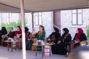 الملكة رانيا العبدالله تزور معان وتلتقي مستفيدين من منح التمكين الاقتصادي