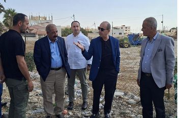 وزير الإدارة المحلية يتفقد عدداً من بلديات محافظة الكرك
