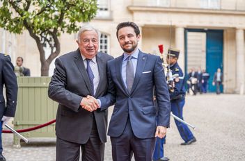 ولي العهد يلتقي رئيس مجلس الشيوخ الفرنسي في باريس