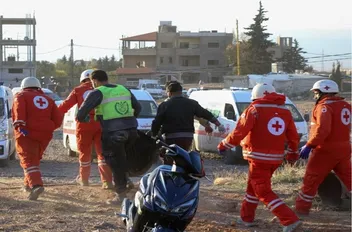 رجال الإنقاذ يخلون جثث الضحايا في لبنان من موقع غارة جوية إسرائيلية