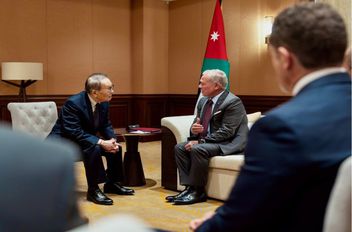 الملك يلتقي في طوكيو مع رئيس جمعية الصداقة الأردنية اليابانية
