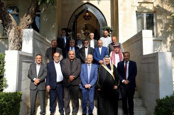 خلال لقائه وفدا من أبناء عشيرة خاطر
